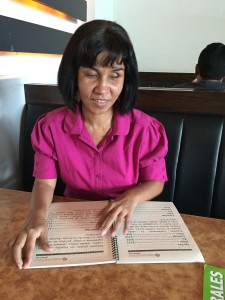 Melida Escobosa leyendo el menú braille de Sushi Factory