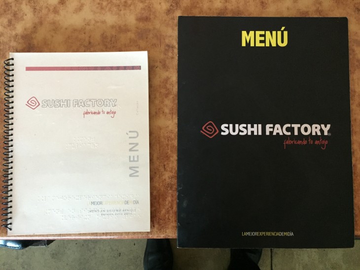 Menú tradicional y versión braille de Sushi Factory